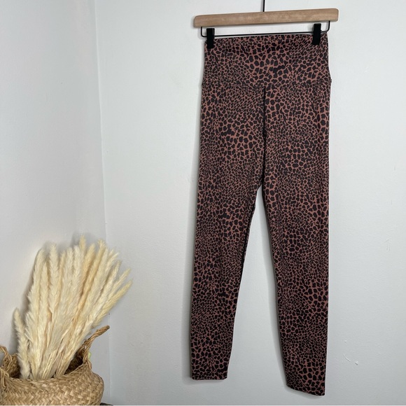 Beach Riot Sport Piper Leggings Size M Animal Print Hearts High Waisted - Picture 4 of 14